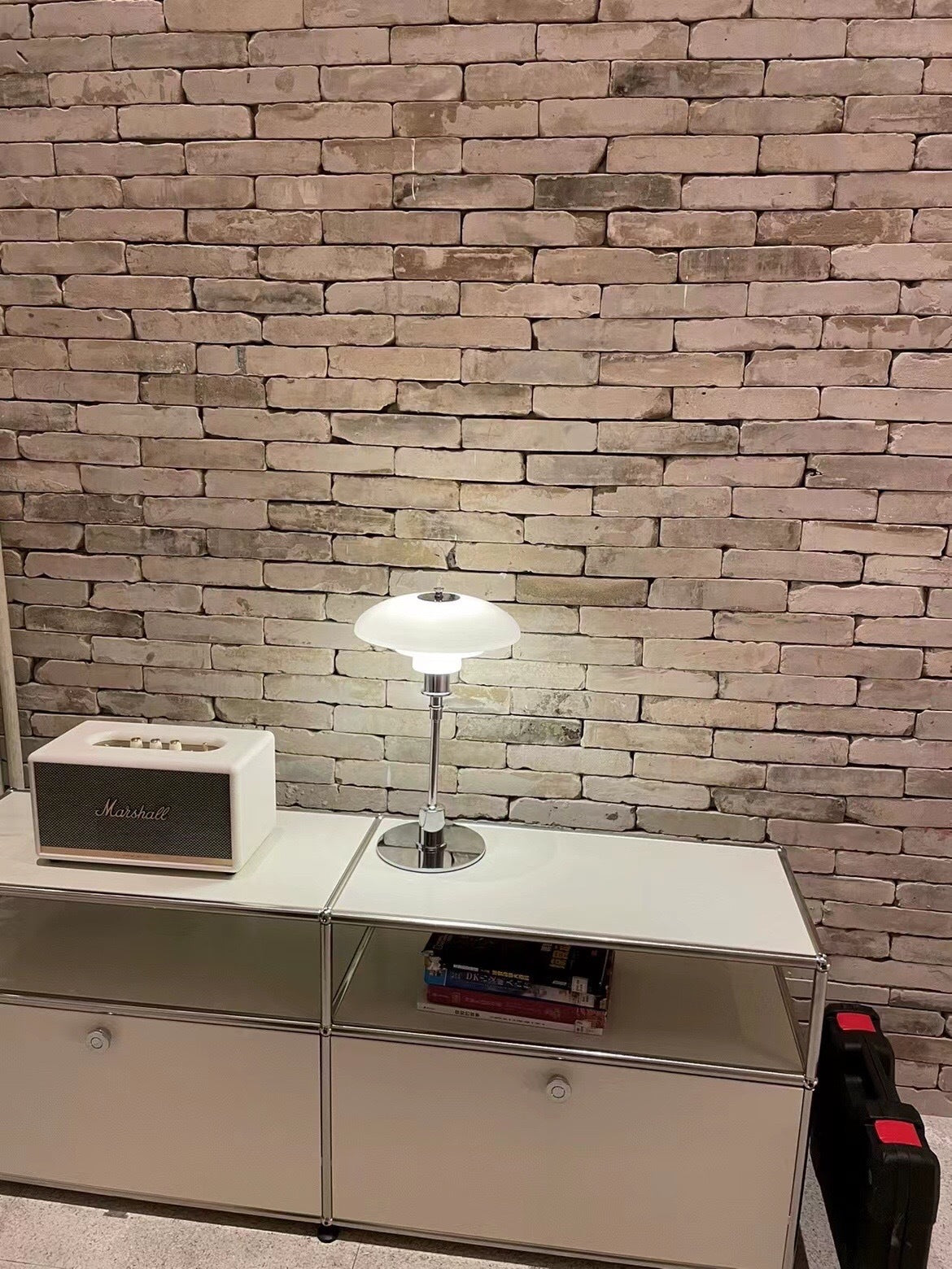 Cuarzo Suave | Velador de pie Mid-Century