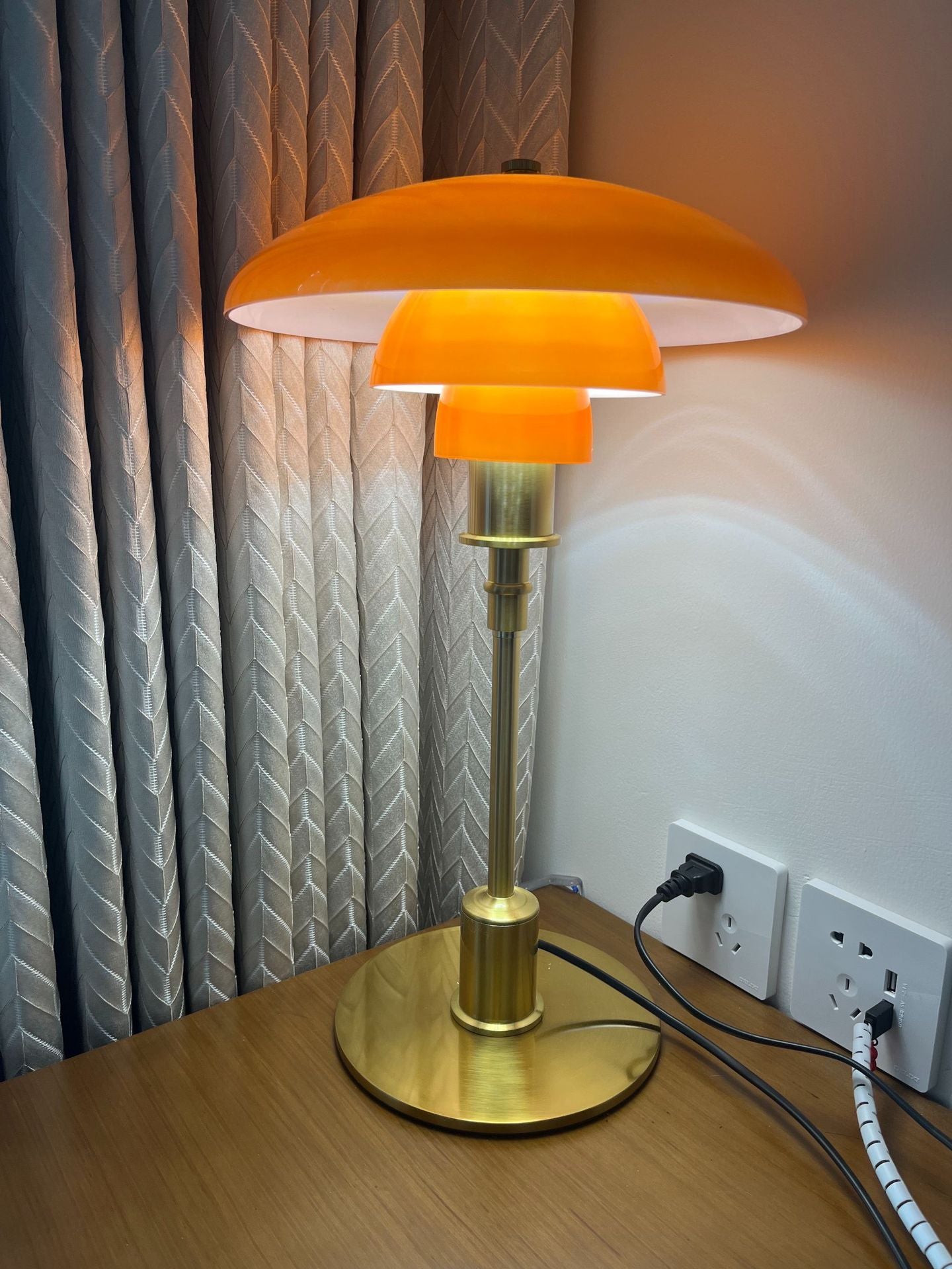 Cuarzo Suave | Velador de pie Mid-Century